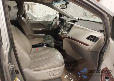 2013 Toyota Sienna Xle V6 8 Passenger z USA, uszkodzony, nr VIN 5TDYK3DC6DS395081